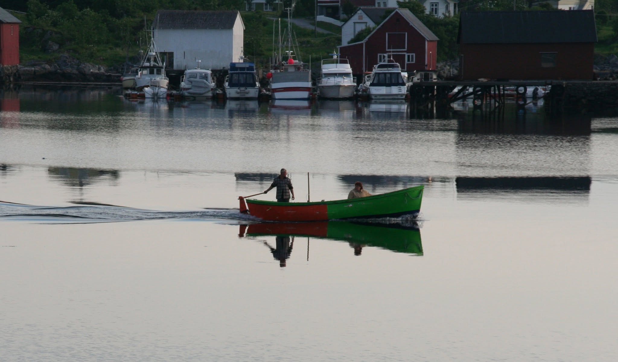 Fischerboot im Hafen von Runde, Norwegen, kurz bevor ein Schweinswal in der Abenddämmerung auftauchte