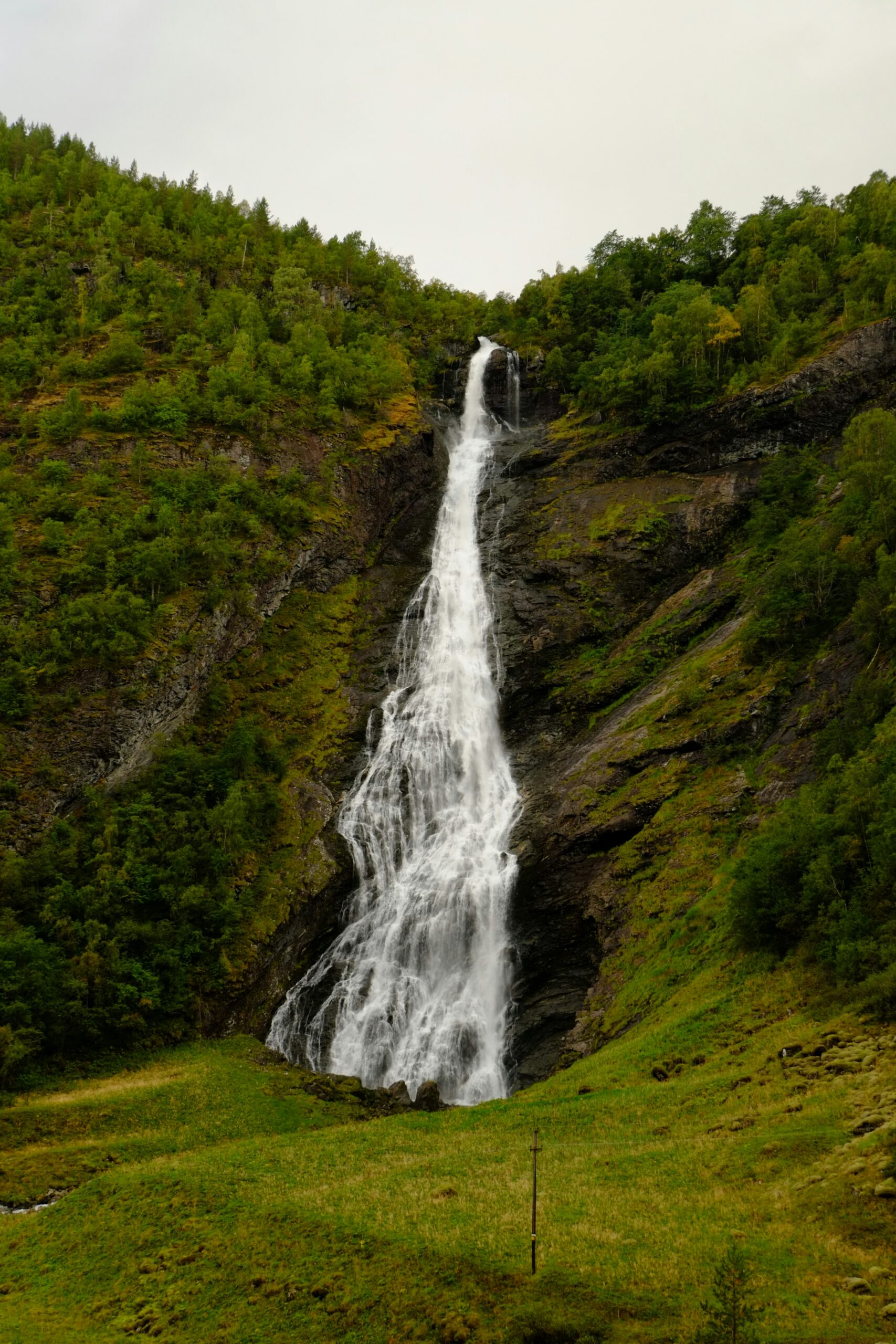 Bevor du deine Flasche in Norwegen auffüllst | Ein Reisetipp aus Geiranger